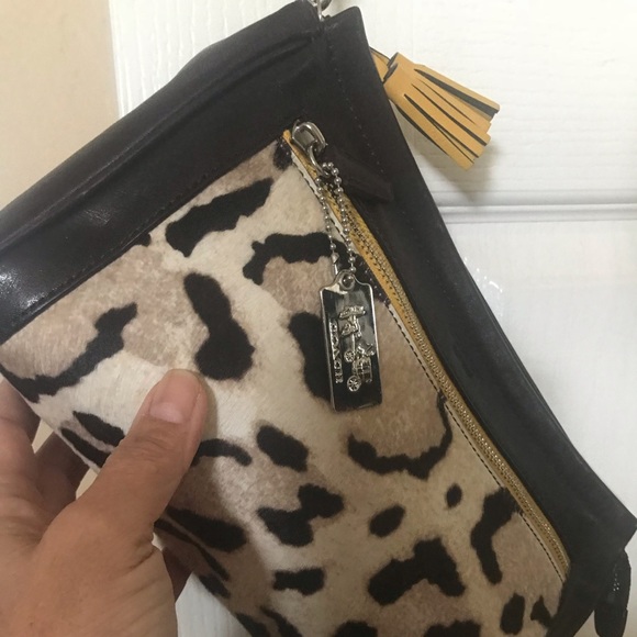 ❤️🐾🐾❤️Coach leather clutch with animal print. - Picture 2 of 7